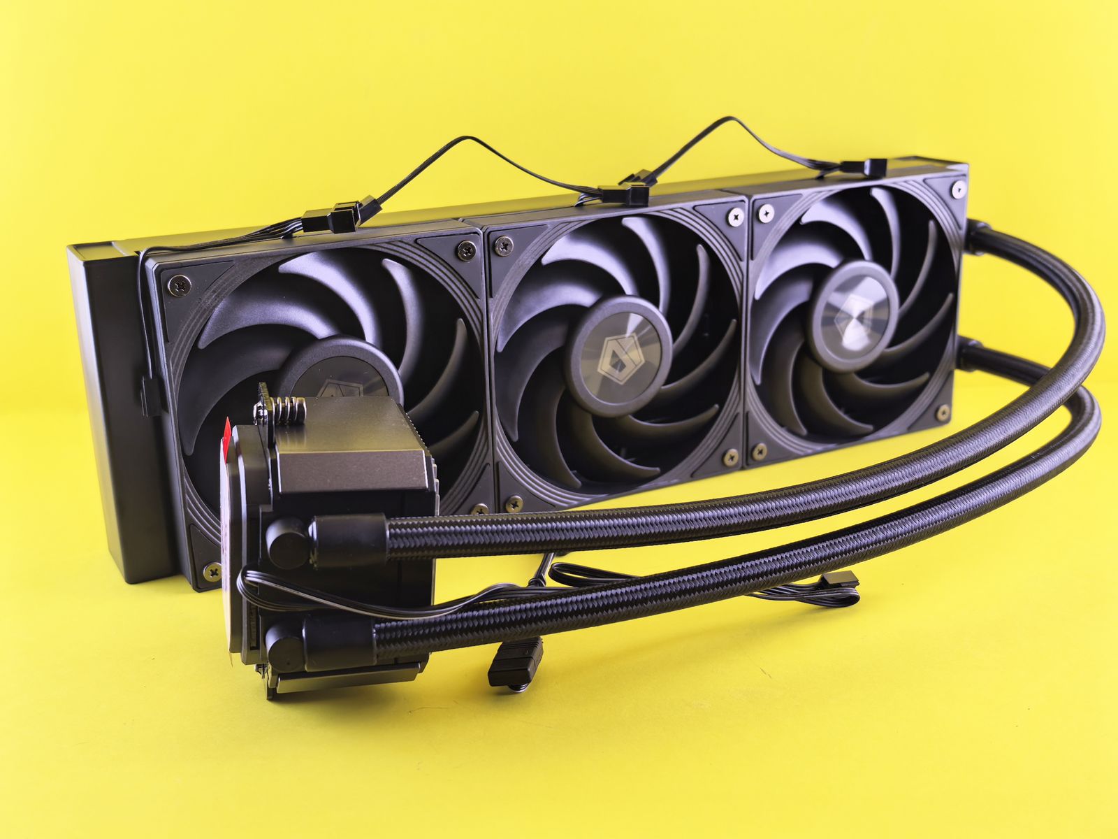 Triple fan water cooling system for a gaming PC