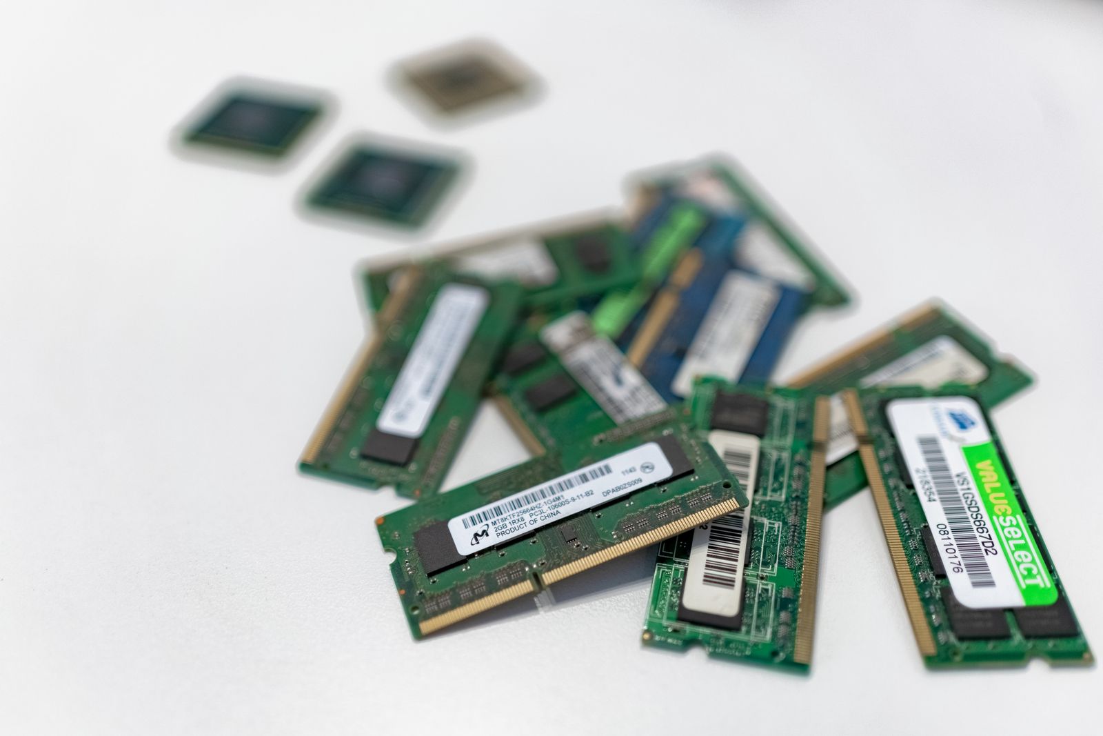 Assorted RAM memory modules scattered on a surface